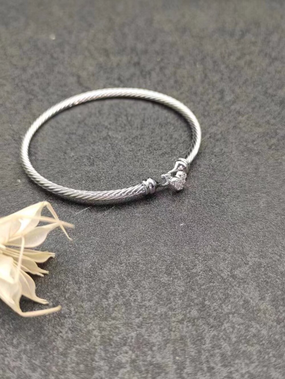 David Yurman Cable Heart Charm Bangle Size Medium - Picture 3 of 6